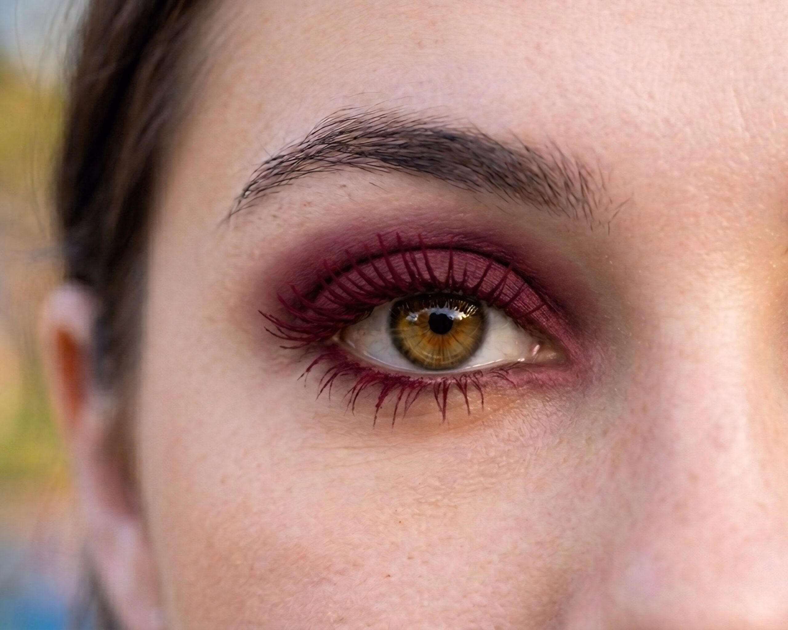 Makeup con pestañas de colores borgoña